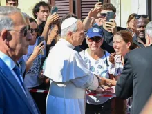 Papa Leão XIV cumprimenta o povo ao chegar hoje (6) a Castel Gandolfo para suas férias de verão.