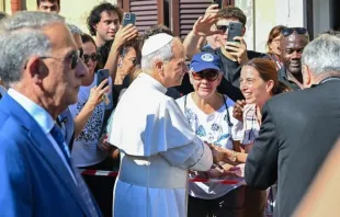 Papa Leão XIV cumprimenta o povo ao chegar hoje (6) a Castel Gandolfo para suas férias de verão.