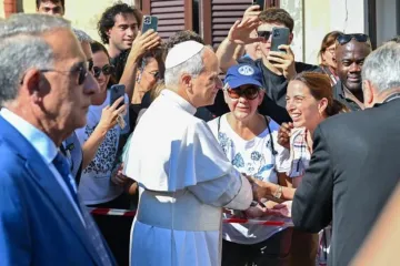 Leão XIV cumprimenta o povo ao chegar a Castel Gandolfo em 6 de julho de 2025