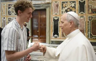 Papa Leão XIV cumprimenta jovem peregrino ontem (5) no Vaticano.