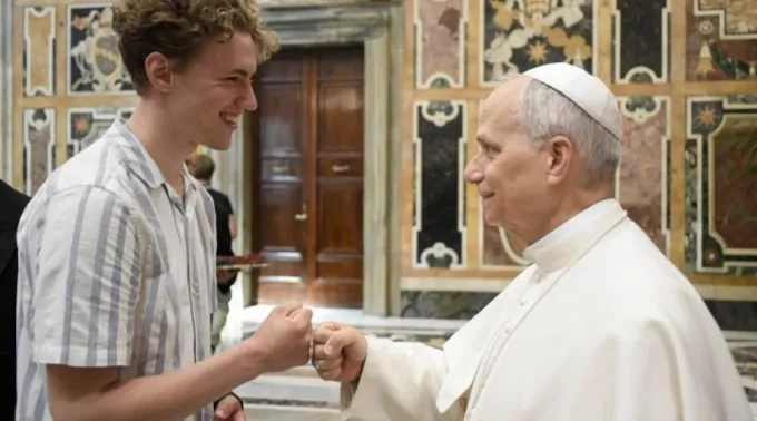 Leão XIV cumprimenta jovem peregrino no Vaticano em 5 de julho de 2025 ?? 