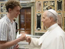 Papa Leão XIV cumprimenta jovem peregrino ontem (5) no Vaticano.