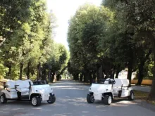 Os dois "papamóveis" doados ao papa Leão XIV na última quinta-feira (3).