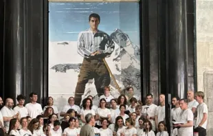 Coral posa diante de uma imagem do beato Pier Giorgio Frassati em Turim, Itália, na celebração do centenário de sua morte na última sexta-feira (4).