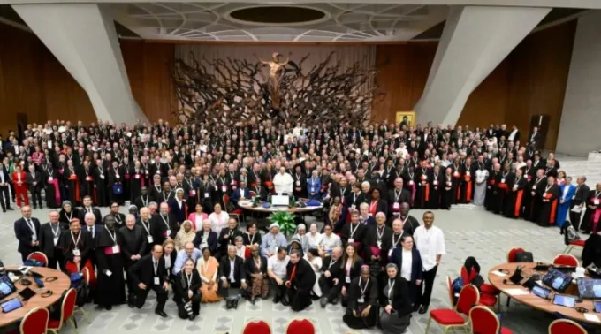 Participantes do Sínodo da Sinodalidade se reúnem para uma foto em grupo em 26 de outubro de 2024 ?? 