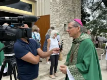 O arcebispo de San Antonio, Texas, EUA, Gustavo Garcia-Siller, fala à imprensa depois de missa no último domingo (6) em memória das vítimas das enchentes do rio Guadalupe.