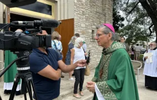 O arcebispo de San Antonio, Texas, EUA, Gustavo Garcia-Siller, fala à imprensa depois de missa no último domingo (6) em memória das vítimas das enchentes do rio Guadalupe.