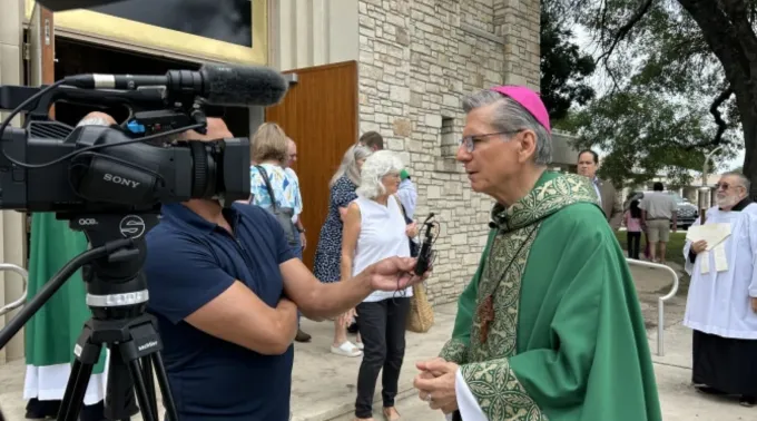 Gustavo Garcia-Siller fala à imprensa depois de missa em memória das vítimas das enchentes do rio Guadalupe em 6 de julho de 2025 ?? 
