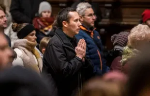 Fiéis da arquidiocese de Olomouc, República Tcheca, em missa.