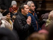 Fiéis da arquidiocese de Olomouc, República Tcheca, em missa.