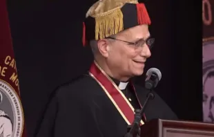 O então cardeal Robert Prevost, atual papa Leão XIV, recebendo doutorado honorário da USAT em Chiclayo, Peru, em 16 de novembro de 2023.