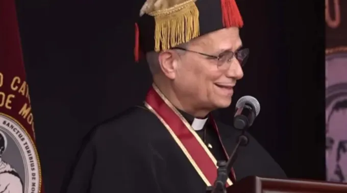 Leão XIV recebendo doutorado honorário da USAT em 2023 ?? 