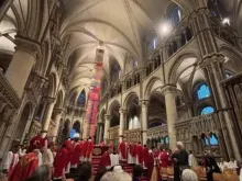 Santa Missa na catedral de Canterbury, Inglaterra, na última segunda-feira (7).