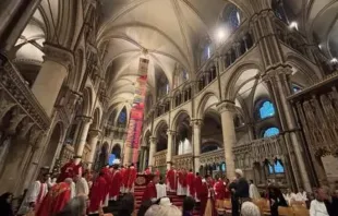 Santa Missa na catedral de Canterbury, Inglaterra, na última segunda-feira (7).