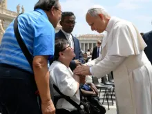 Papa Leão XIV com idosa em audiência geral no Vaticano. Imagem referencial.
