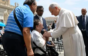 Papa Leão XIV com idosa em audiência geral no Vaticano. Imagem referencial.