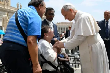Papa Leão XIV com idosa em audiência geral no Vaticano