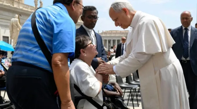 Papa Leão XIV com idosa em audiência geral no Vaticano ?? 