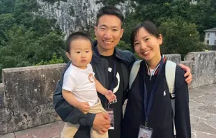 Shushu, com o marido Josemi e o filho Emmanuel, na Jornada Eucarística Mariana Juvenil (JEMJ) no santuário de Covadonga, Espanha.