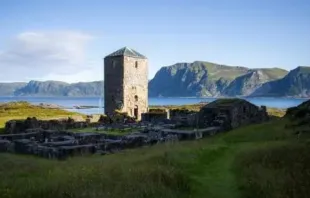 As ruínas do mosteiro beneditino em Selja, Noruega, em 5 de julho de 2025.