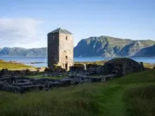 As ruínas do mosteiro beneditino em Selja, Noruega, em 5 de julho de 2025.