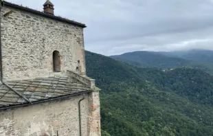 Vista de uma janela superior da abadia Sacra di San Michele, Itália, em julho de 2025.