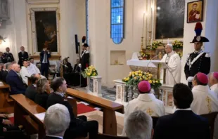 Papa Leão XIV celebra missa ontem (15) na capela da estação dos Carabinieri em Castel Gandolfo, Itália.
