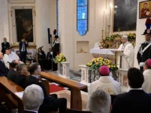 Papa Leão XIV celebra missa ontem (15) na capela da estação dos Carabinieri em Castel Gandolfo, Itália.