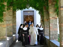 Papa Leão XIV visitando ontem (15) as clarissas de Albano.