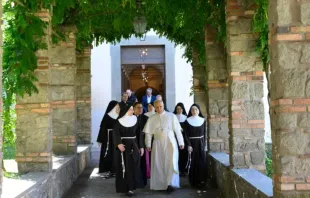 Papa Leão XIV visitando ontem (15) as clarissas de Albano.