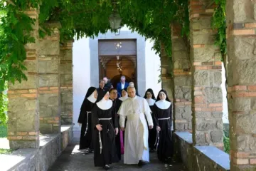 Papa Leão XIV visitando ontem (15) as clarissas de Albano