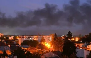 Fumaça preta sobe sobre Lviv, Ucrânia, devido a ataques de drones na cidade em 19 de setembro de 2023.