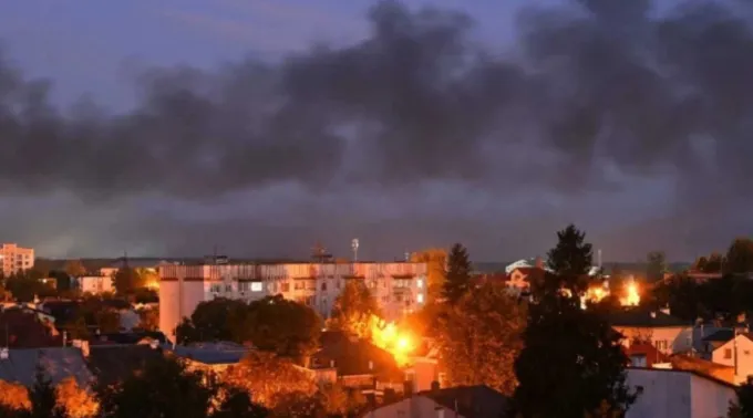 Fumaça preta sobe sobre Lviv em 2023 ?? 