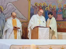 Padre Gabriel Romanelli com o patriarca latino de Jerusalém, cardeal Pierbattista Pizzaballa, celebrando a missa de Natal na paróquia Sagrada Família em Gaza, em dezembro do ano passado.