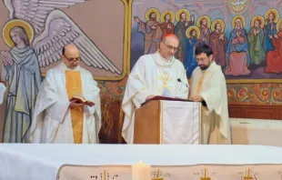 Padre Gabriel Romanelli com o patriarca latino de Jerusalém, cardeal Pierbattista Pizzaballa, celebrando a missa de Natal na paróquia Sagrada Família em Gaza, em dezembro do ano passado.