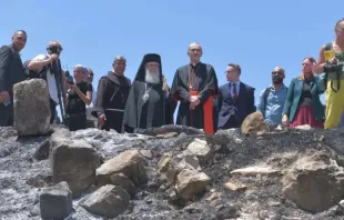 Líderes de igrejas em Jerusalém visitam a cidade de Taybeh, em Ramallah, Cisjordânia, na última segunda-feira (14).