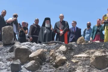 Líderes de igrejas em Jerusalém visitam a cidade de Taybeh em 14 de julho de 2025
