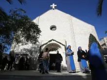 Fiéis palestinos se reúnem para participar de cerimônia na igreja da Sagrada Família, na Cidade de Gaza, em 19 de dezembro de 2021.