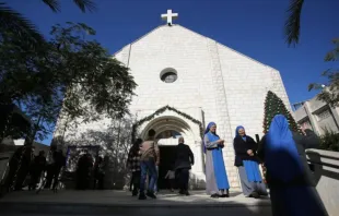 Fiéis palestinos se reúnem para participar de cerimônia na igreja da Sagrada Família, na Cidade de Gaza, em 19 de dezembro de 2021.