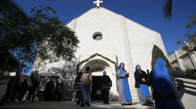 Fiéis palestinos se reúnem para participar de cerimônia na igreja da Sagrada Família, na Cidade de Gaza, em 19 de dezembro de 2021 ?? 