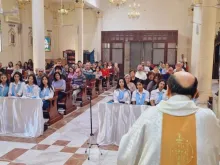 Padre Gabriel Romanelli discursa para seus paroquianos na Paróquia Sagrada Família em Gaza. Imagem referencial.