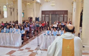 Padre Gabriel Romanelli discursa para seus paroquianos na Paróquia Sagrada Família em Gaza. Imagem referencial.