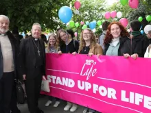 O bispo de Elphin, Kevin Dora, presidente do conselho episcopal Irlandês para a Vida (extrema esquerda), e o arcebispo de Armagh, Eamon Martin, primaz de toda a Irlanda (segundo da esquerda), estão com jovens ativistas pró-vida na Marcha pela Vida da Irlanda 2024, em Dublin, Irlanda, em 6 de maio de 2024.