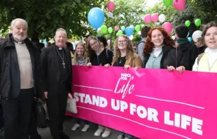 O bispo de Elphin, Kevin Dora, presidente do conselho episcopal Irlandês para a Vida (extrema esquerda), e o arcebispo de Armagh, Eamon Martin, primaz de toda a Irlanda (segundo da esquerda), estão com jovens ativistas pró-vida na Marcha pela Vida da Irlanda 2024, em Dublin, Irlanda, em 6 de maio de 2024.