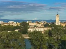 Horizonte de Valence, França, com a catedral de Santo Apolinário no centro.