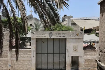 Danos à igreja da Sagrada Família na Cidade de Gaza depois de ataque israelense em 17 de julho de 2025
