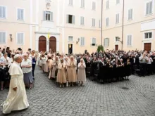 Audiência do papa Leão XIV com religiosos em Castel Gandolfo, Itália, no último sábado (19).