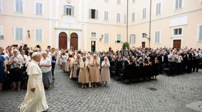 Leão XIV com religiosos em Castel Gandolfo em 19 de julho de 2025 ?? 