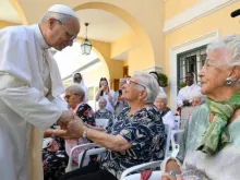 Papa Leão XIV em visita hoje (21) à casa de repouso Santa Marta em Castel Gandolfo, Itália.