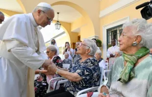 Papa Leão XIV em visita hoje (21) à casa de repouso Santa Marta em Castel Gandolfo, Itália.